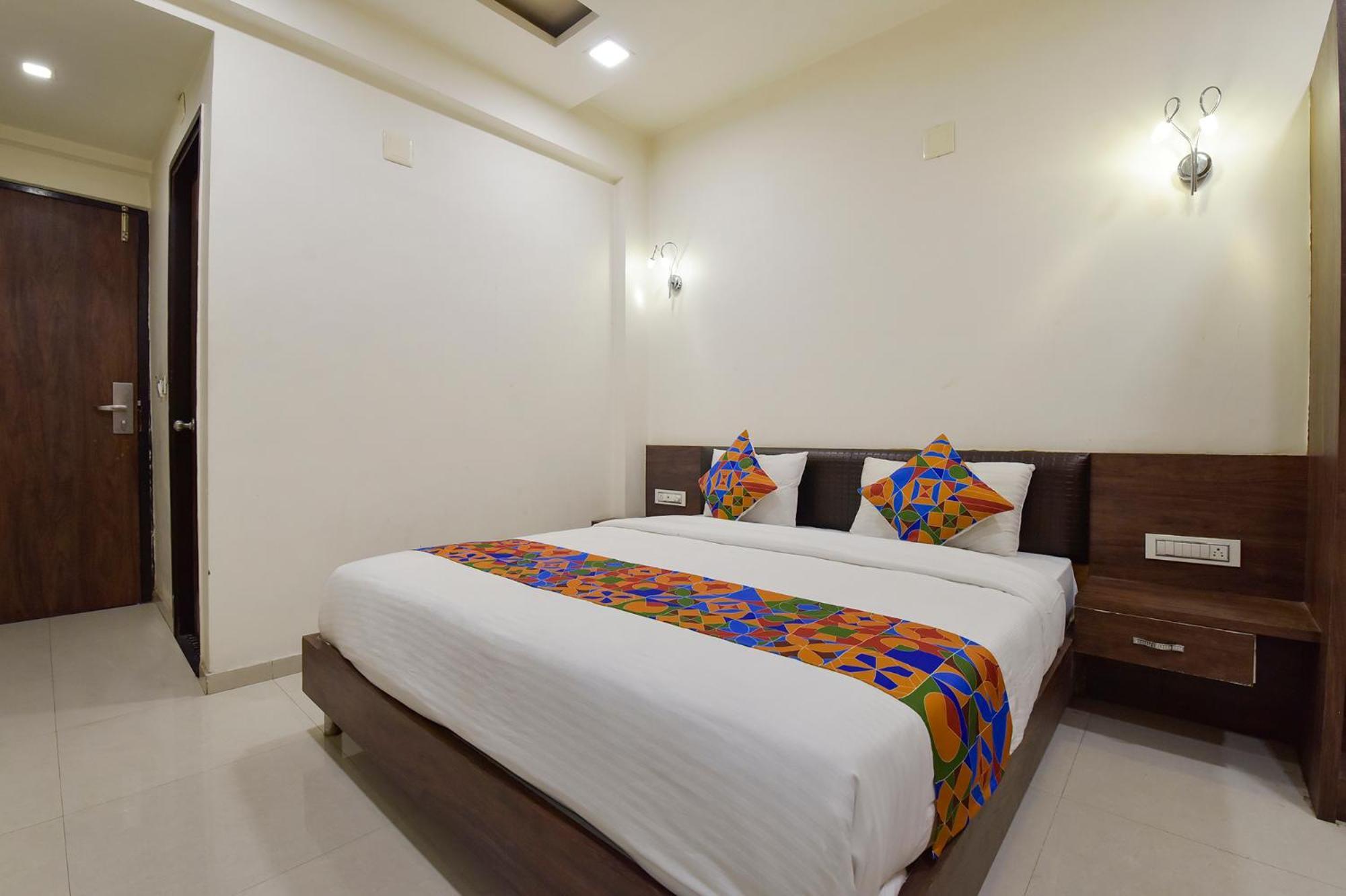 Fabhotel A1 Plaza 阿穆达巴 外观 照片