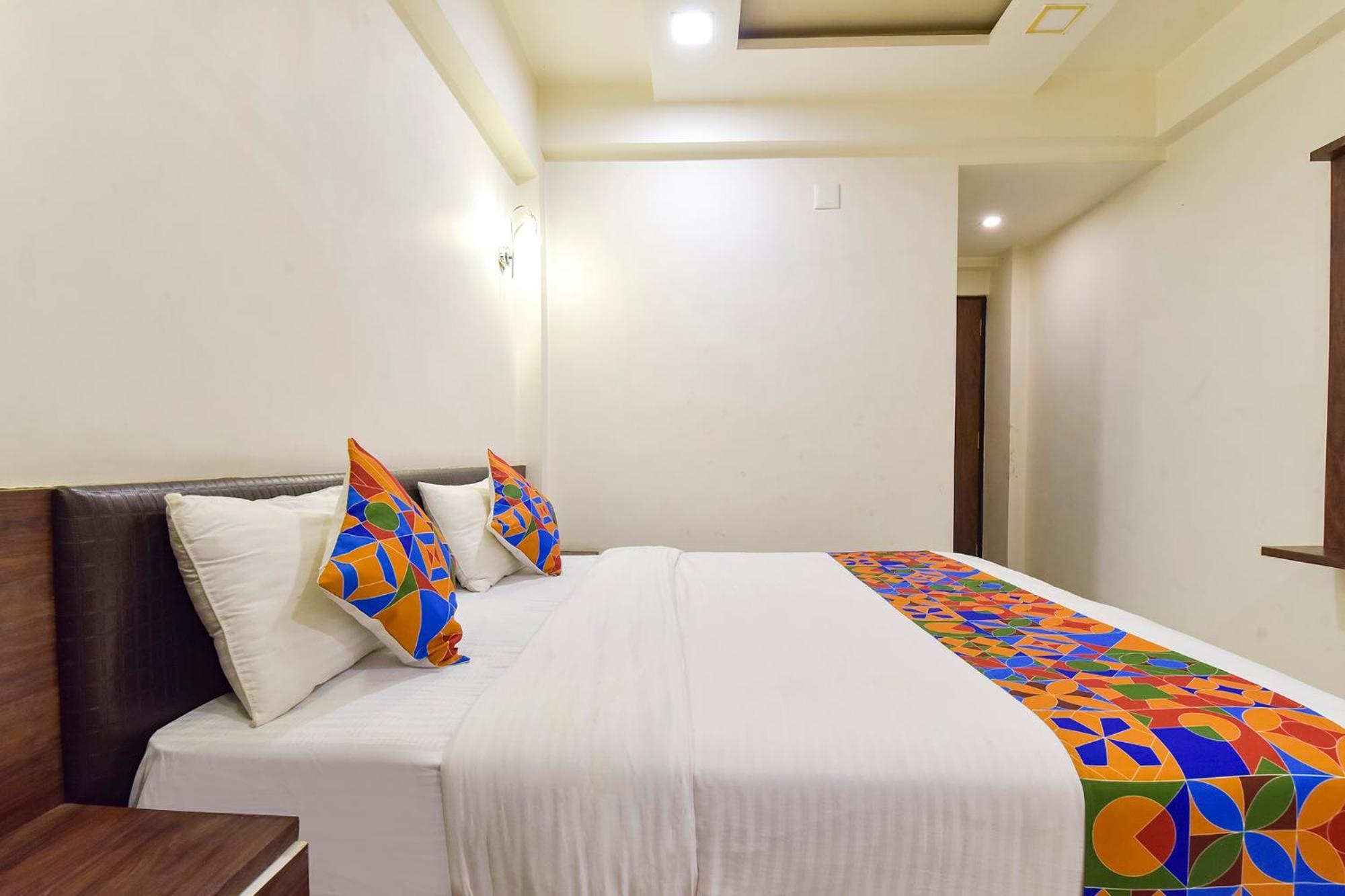 Fabhotel A1 Plaza 阿穆达巴 外观 照片