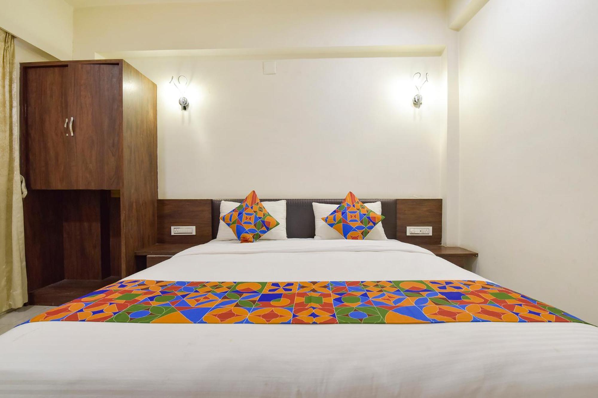 Fabhotel A1 Plaza 阿穆达巴 外观 照片